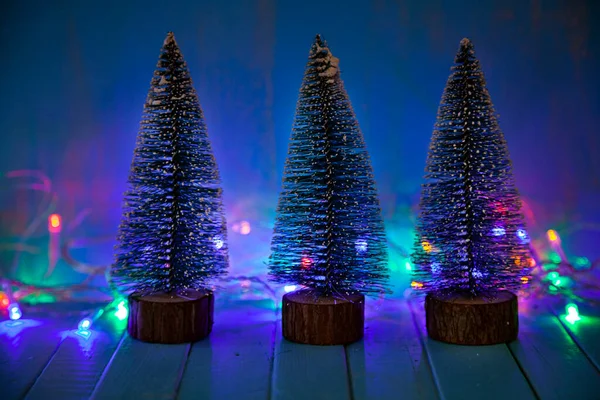 Κερί Διακόσμηση Και Χριστουγεννιάτικο Δέντρο Στο Φόντο Των Χριστουγέννων Φώτα — Φωτογραφία Αρχείου