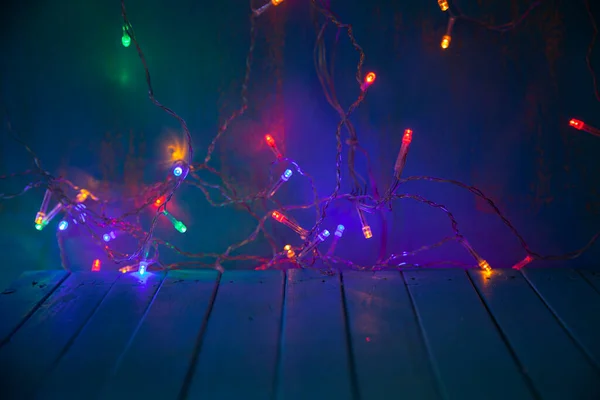 Темноте Светится Разноцветная Праздничная Гирлянда Рождественский Фон Огнями — стоковое фото