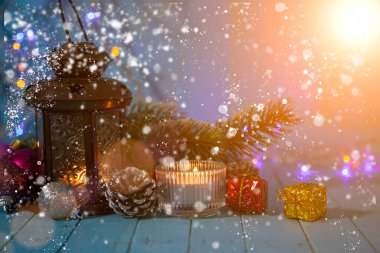 Mum, dekor ve Noel ışıkları arka planında Noel ağacı. Şenlikli kartpostal.