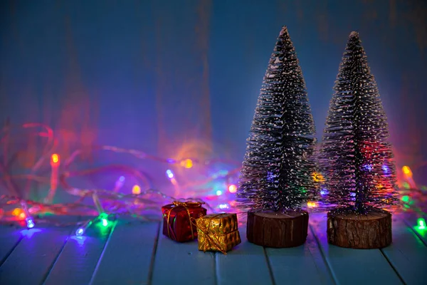 Χριστουγεννιάτικα Δέντρα Και Δώρα Στο Φόντο Των Χριστουγέννων Φώτα Γιορτινή — Φωτογραφία Αρχείου