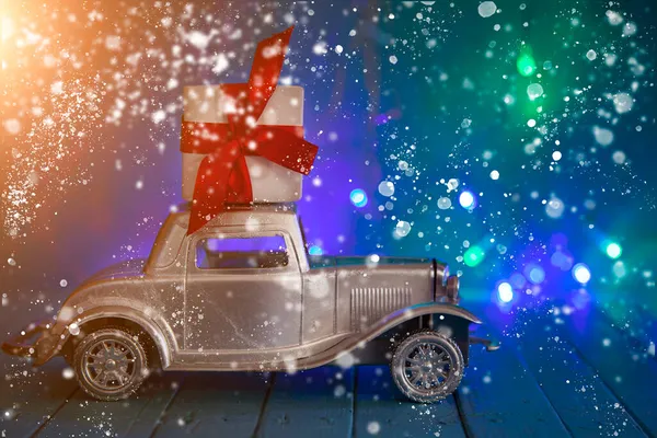 크리스마스 조명을 배경으로 옥상에 자동차 Festive Postcard — 스톡 사진