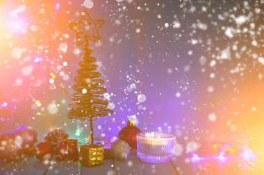 Mum, dekor ve Noel ışıkları arka planında Noel ağacı. Şenlikli kartpostal.