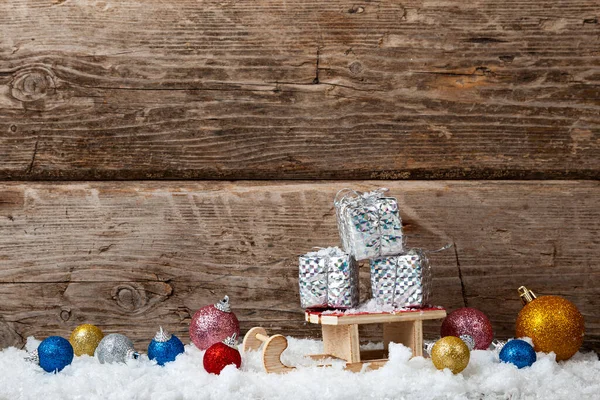 Scatole Argento Con Regali Una Slitta Sulla Neve Regali Natale — Foto Stock