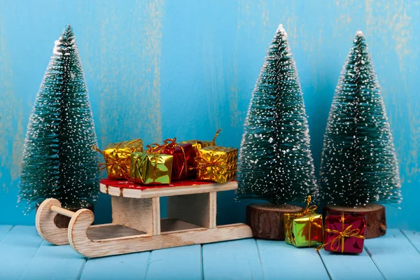 Tres Árboles Navidad Regalos Trineos Sobre Fondo Azul Tarjeta Navidad —  Fotos de Stock