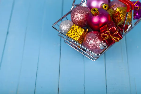 Cesta Compras Com Presentes Natal Decoração Bolas Fundo Madeira Azul — Fotografia de Stock