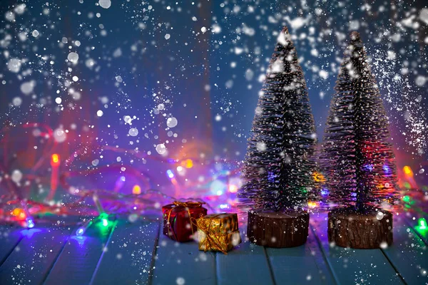 Weihnachtsbäume Und Geschenke Vor Dem Hintergrund Der Weihnachtsbeleuchtung Festliche Postkarte — Stockfoto