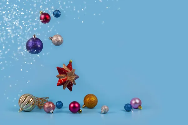 Mnohobarevné Vánoční Koule Padají Modré Pozadí Vánoční Výzdoba Místo Pro — Stock fotografie