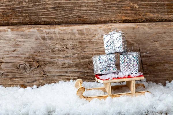 雪地里装有雪橇礼物的银盒 圣诞礼物 — 图库照片