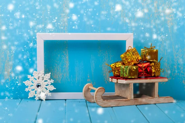 Neujahrsgeschenke Auf Einem Schlitten Und Einem Rahmen Auf Blauem Grund — Stockfoto