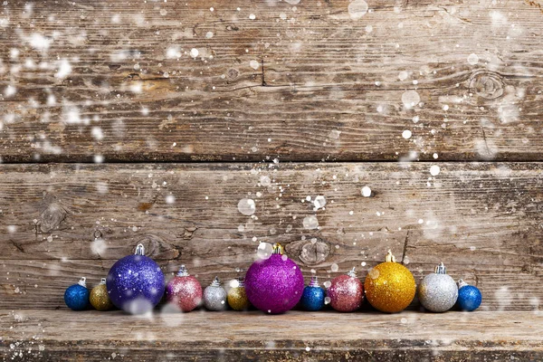 Rand Aus Bunten Kugeln Auf Einem Hölzernen Hintergrund Weihnachtlicher Hintergrund — Stockfoto