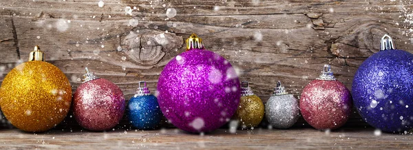 Confine Palle Multicolori Uno Sfondo Legno Natale Sfondo Festivo — Foto Stock