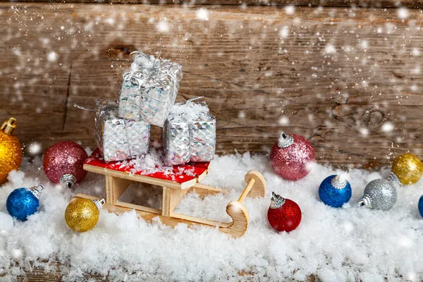 Karda Kızak Için Hediyelerle Dolu Gümüş Kutular Noel Hediyeleri — Stok fotoğraf