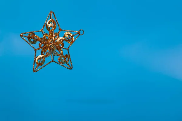 Estrella Dorada Sobre Fondo Azul Decoración Navideña Voladora Lugar Para —  Fotos de Stock