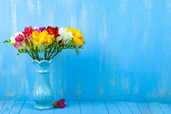 Μπουκέτο Πολύχρωμες Φρέζιες Ένα Βάζο Μπλε Φόντο Όμορφα Λουλούδια — Φωτογραφία Αρχείου