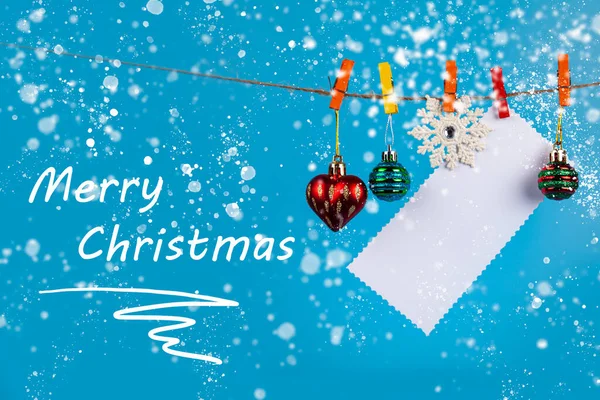 Noel Süsleri Mavi Arka Planda Bir Ipte Asılı Duruyor Mesajın — Stok fotoğraf
