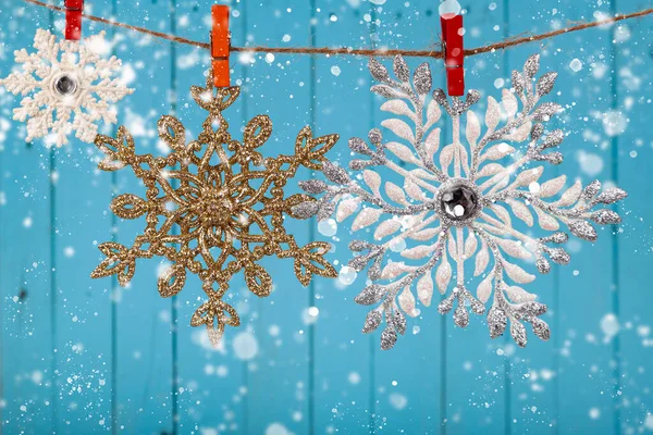 雪の結晶は青い背景のロープにかかっている テキストの場所 クリスマスカード — ストック写真