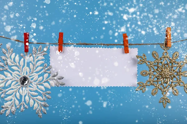 Сніжинки Висять Мотузці Синьому Фоні Місце Тексту Різдвяна Листівка — стокове фото
