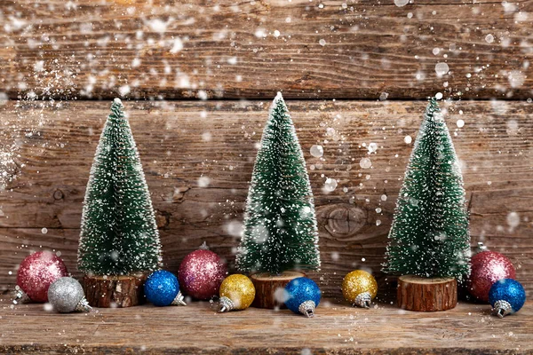 Árboles Navidad Bolas Sobre Fondo Madera Postal Festiva —  Fotos de Stock