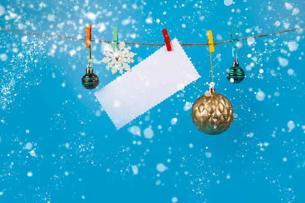 Karácsonyi Dekorációk Függnek Egy Kötélen Kék Háttér Helyet Sms Nek — Stock Fotó