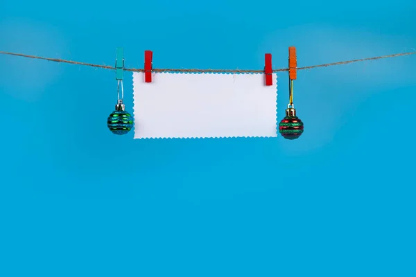 Świąteczne Dekoracje Wiszą Linie Niebieskim Tle Miejsce Sms Karta Świąteczna — Zdjęcie stockowe