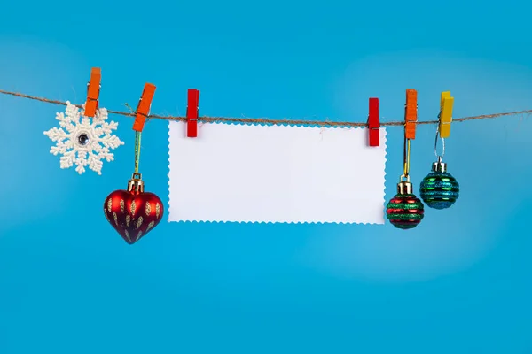 Decorações Natal Penduram Uma Corda Fundo Azul Coloque Para Seu — Fotografia de Stock