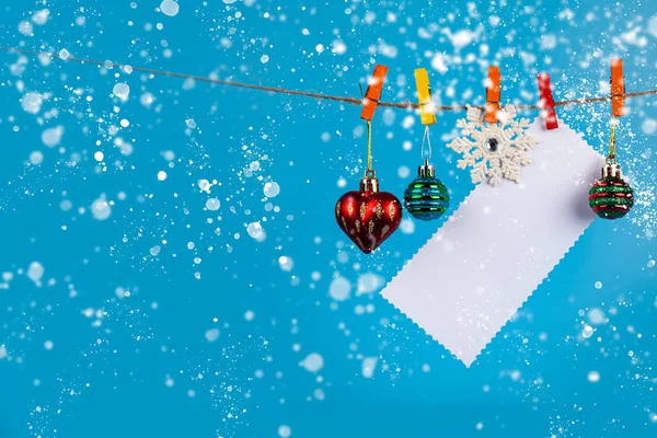 Χριστουγεννιάτικα Στολίδια Κρέμονται Ένα Σχοινί Ένα Μπλε Φόντο Θέση Για — Φωτογραφία Αρχείου