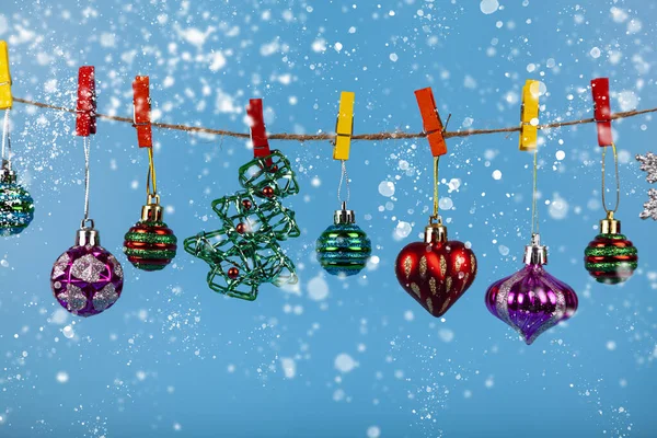 クリスマスの装飾は青い背景のロープにかかっています テキストの場所 クリスマスカード — ストック写真