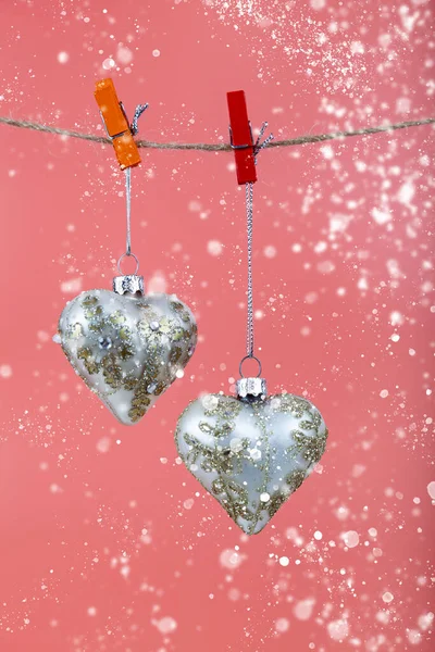 Boże Narodzenie Kulki Serca Różowym Tle Piękna Kartka Świąteczna — Zdjęcie stockowe