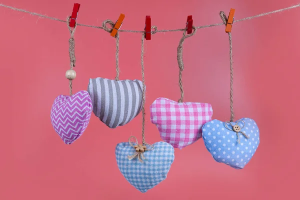 Herzen Hängen Einem Seil Auf Rosa Hintergrund Valentinstag Karte — Stockfoto