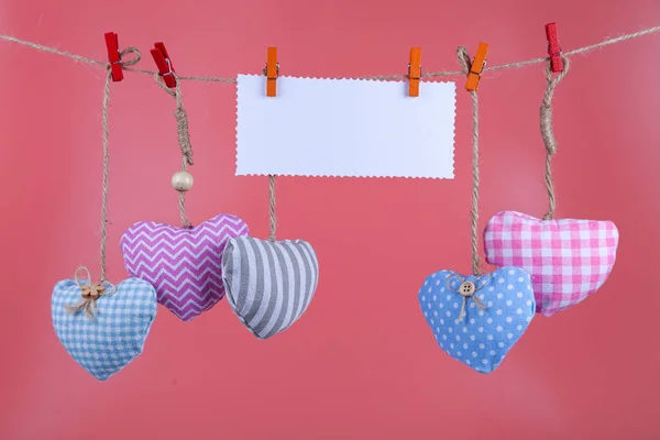 Herzen Und Ein Zettel Hängen Einem Seil Auf Rosa Hintergrund — Stockfoto