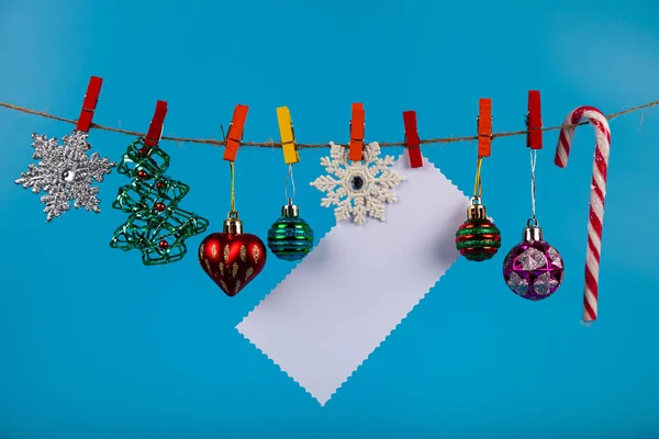 Різдвяні Прикраси Висять Мотузці Синьому Фоні Місце Тексту Різдвяна Листівка — стокове фото
