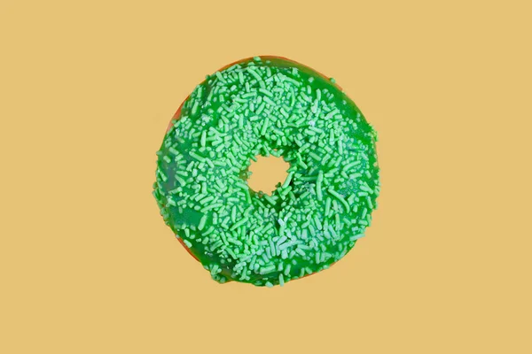 黄底特写的绿甜甜圈 — 图库照片