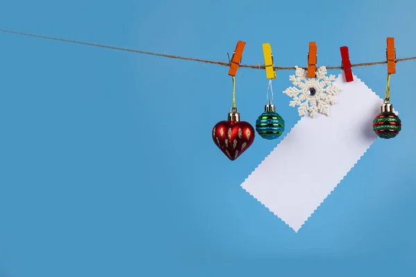 Різдвяні Прикраси Висять Мотузці Синьому Фоні Місце Тексту Різдвяна Листівка — стокове фото