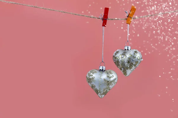 Weihnachtskugeln Herzen Auf Rosa Hintergrund Schöne Weihnachtskarte — Stockfoto