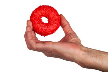Beyaz bir arka planda izole edilmiş bir adamın elindeki çörek..