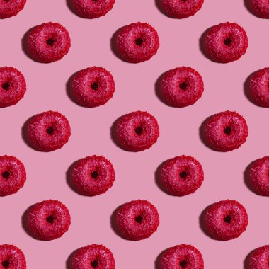 Kırmızı ahududulu donutla kusursuz bir arka plan. Pembe desen.