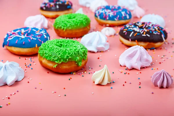 Deliciosos Donuts Multicoloridos Merengues Fundo Rosa — Fotografia de Stock