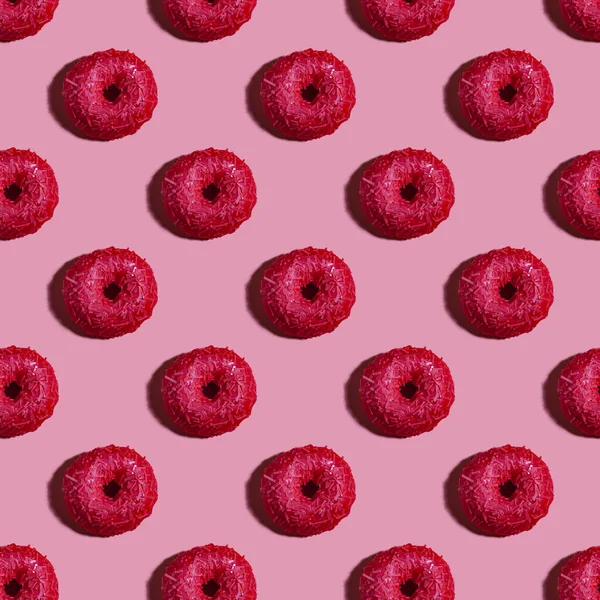 无缝隙背景与红色覆盆子甜甜圈 粉红图案 — 图库照片