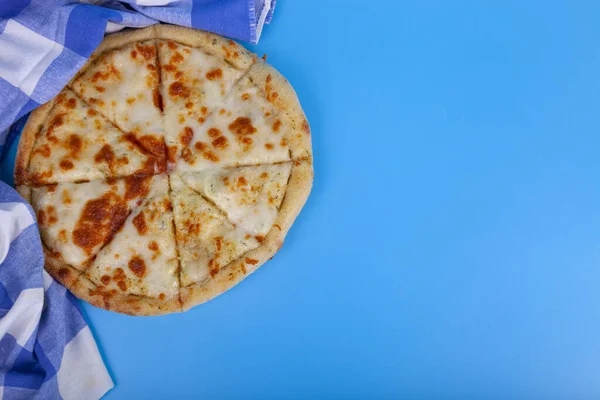 Pizza Blå Bakgrund Läcker Pizza Styckad Bitar Närbild — Stockfoto