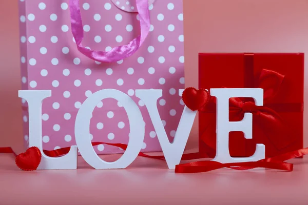 Λέξη Αγάπη Και Δώρα Ροζ Φόντο Κάρτα Του Αγίου Βαλεντίνου — Φωτογραφία Αρχείου
