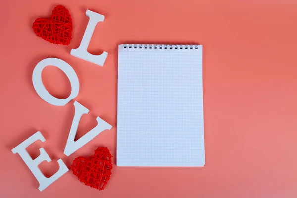 Woord Liefde Notitieboekje Hartjes Een Roze Achtergrond Valentijnskaart — Stockfoto