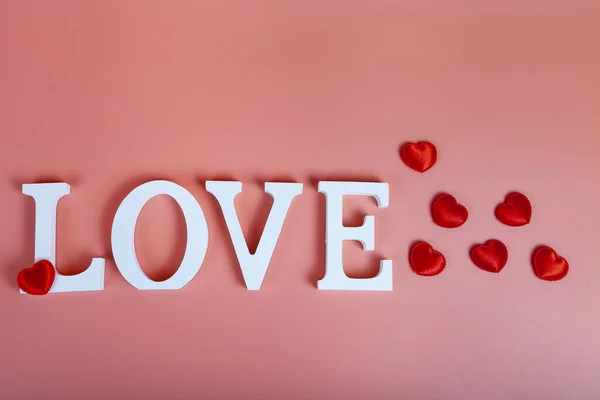 Woord Liefde Harten Een Roze Achtergrond Valentijnskaart Plaats Voor Tekst — Stockfoto