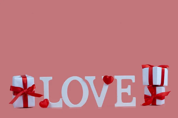 Palabra Amor Corazones Sobre Fondo Rosa Tarjeta San Valentín Lugar —  Fotos de Stock
