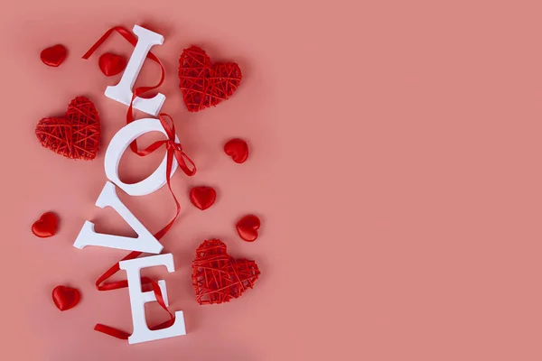 Palabra Amor Corazones Sobre Fondo Rosa Tarjeta San Valentín Lugar —  Fotos de Stock