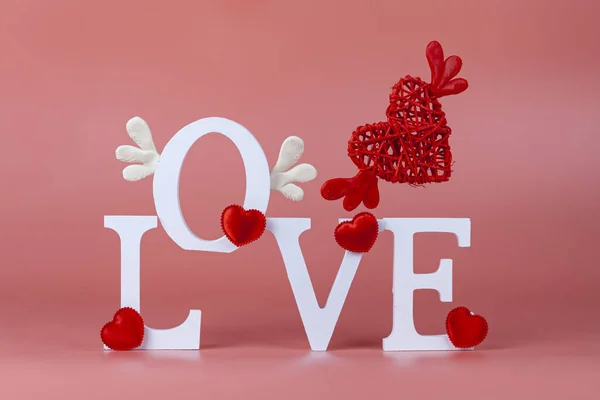 Слово Любов Рожевому Тлі Літера Літає Крилами Літаюче Червоне Серце — стокове фото