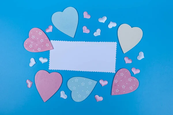Herzen Und Ein Blatt Papier Auf Blauem Hintergrund Platz Für — Stockfoto
