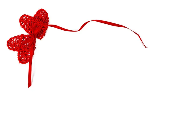 Δύο Καρδιές Συνδεδεμένες Μια Κόκκινη Κορδέλα Απομονωμένες Λευκό Φόντο — Φωτογραφία Αρχείου