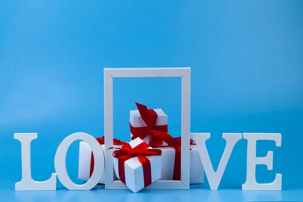 Palabra Amor Regalos Marco Sobre Fondo Azul Día San Valentín —  Fotos de Stock