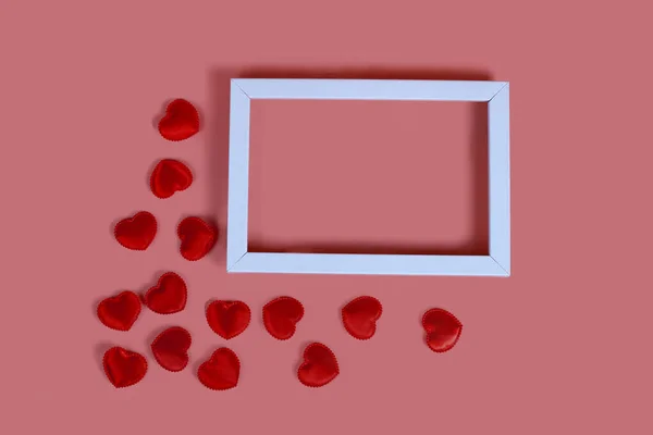 Beyaz Çerçeve Pembe Arkaplan Üzerinde Kırmızı Kalpler Metin Için Yer — Stok fotoğraf