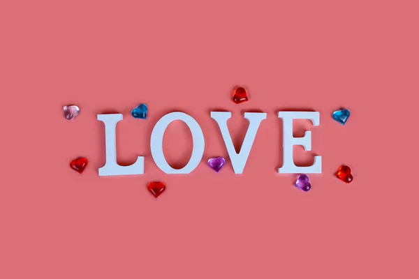 Palabra Amor Corazones Sobre Fondo Rosa Tarjeta San Valentín —  Fotos de Stock
